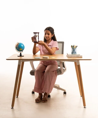 فتاة سعودية مع ساعة رملية وكرة أرضية