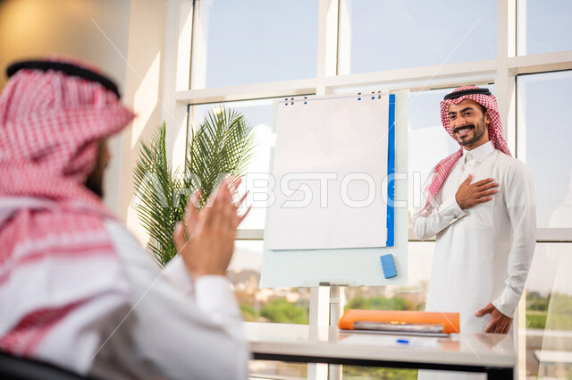 مناقشة عمل بين رجل أعمال ومدير الشركة , اجتماع رجال أعمال في مقر العمل , توزيع مهام العمل , الوحده والعمل الجماعي, مناقشة الأعمال وتطويرها , تقديم مقترحات للمشاريع, عض الأفكار الإبداعية اتفاقية عمل , بيئة عمل سعودي , ورش عمل.