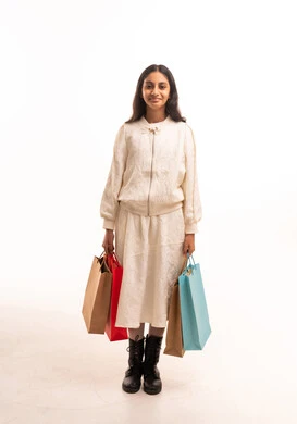 فتاة سعودية تحمل أكياس تسوق في الاستوديو