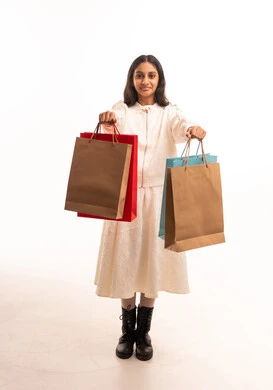 فتاة سعودية تمسك بحقائب تسوق في استوديو فتاة سعودية تمسك بحقائب تسوق في استوديو