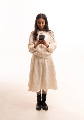 فتاة هندية تستخدم الهاتف الذكي بخلفية بيضاء