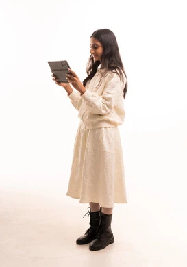 فتاة عربية تستخدم جهاز لوحي بخلفية بيضاء