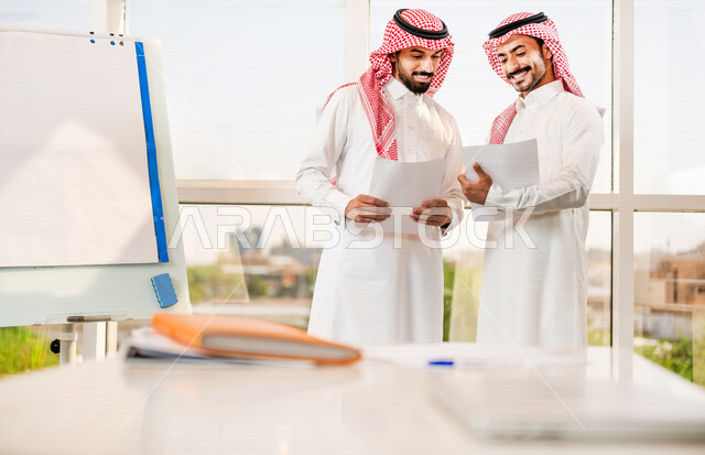 مناقشة عمل بين رجل أعمال ومدير الشركة , اجتماع رجال أعمال في مقر العمل , توزيع مهام العمل , الوحده والعمل الجماعي, تطوير العمل وحل المشكلات لتطوير أهداف الشركة , اتفاقية عمل , بيئة عمل سعودي .