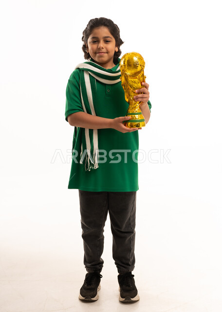 طفل سعودي يحمل كأس العالم على خلفية بيضاء