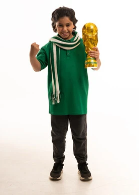 طفل سعودي يحتفل بكأس ذهبية
