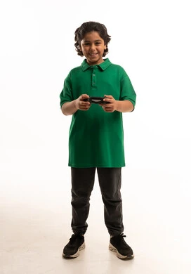 طفل سعودي يمسك بجهاز تحكم ألعاب الفيديو