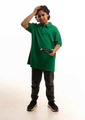 طفل عربي محبط يحمل جهاز تحكم ألعاب