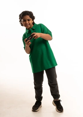 ولد عربي ممسك بجهاز تحكم ألعاب على خلفية بيضاء