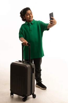 طفل سعودي مع حقيبة سفر يلتقط سيلفي طفل سعودي مع حقيبة سفر يلتقط سيلفي