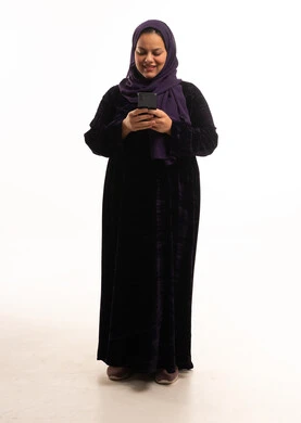 امرأة عربية بالحجاب تستخدم الهاتف الذكي بخلفية بيضاء