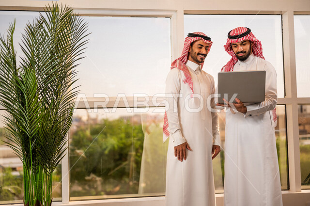 مناقشة عمل بين زميلين عربيين سعوديين خليجيين, اجتماع زملاء عمل في مقر عملهم, توزيع مهام العمل, الوحده والعمل الجماعي, تطوير العمل وحل المشكلات تحقيق أهداف الشركة , اتفاقية عمل , بيئة عمل سعودي , استخدام التقنية الحديثة لتطوير الشركة . .