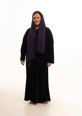 امرأة عربية بعباءة سوداء على خلفية بيضاء