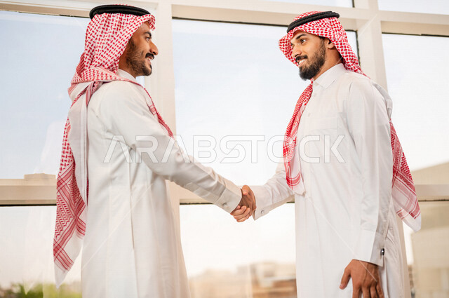 صوره لرجلان عربيان سعوديان خليجيان يتصافحان بحرارة , اتفاقية عمل , صفقة عمل , خطة عمل جديده , نجاح صفقة عمل جديده , شركاء عمل , رجال أعمال , بيئة عمل سعودي .