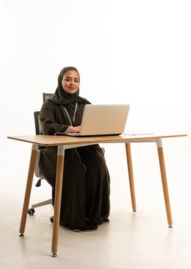 امرأة سعودية بالعباءة تستخدم المحمول بخلفية بيضاء