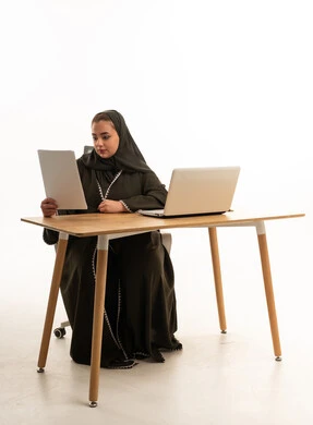 سيدة أعمال سعودية تعمل على مكتب مع حاسوب سيدة أعمال سعودية تعمل على مكتب مع حاسوب