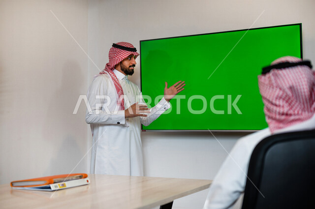 مناقشة عمل بين رجل أعمال ومدير الشركة , اجتماع رجال أعمال في مقر العمل , توزيع مهام العمل , الوحده والعمل الجماعي, تطوير العمل وحل المشكلات لتطوير أهداف الشركة , اتفاقية عمل , الشاشة بخلفية خضراء , كروما , بيئة عمل سعودي .