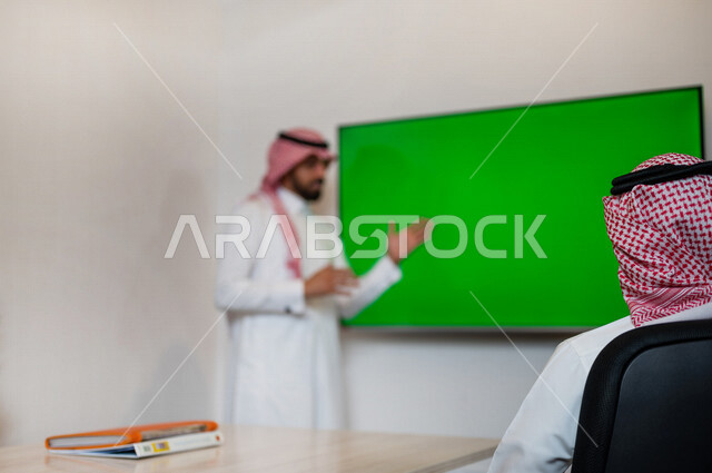 مناقشة عمل بين رجل أعمال ومدير الشركة , اجتماع رجال أعمال في مقر العمل , توزيع مهام العمل , الوحده والعمل الجماعي, تطوير العمل وحل المشكلات لتطوير أهداف الشركة , اتفاقية عمل , الشاشة بخلفية خضراء , كروما , بيئة عمل سعودي .