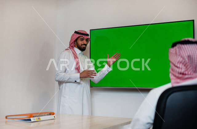 مناقشة عمل بين رجل أعمال ومدير الشركة , اجتماع رجال أعمال في مقر العمل , توزيع مهام العمل , الوحده والعمل الجماعي, تطوير العمل وحل المشكلات لتطوير أهداف الشركة , اتفاقية عمل , الشاشة بخلفية خضراء , كروما , بيئة عمل سعودي .
