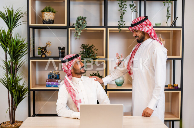 مناقشة عمل بين زميلين عربيين سعوديين خليجيين, اجتماع زملاء عمل في مقر عملهم, توزيع مهام العمل, الوحده والعمل الجماعي, تطوير العمل وحل المشكلات تحقيق أهداف الشركة , اتفاقية عمل , بيئة عمل سعودي , استخدام التقنية الحديثة لتطوير الشركة . .