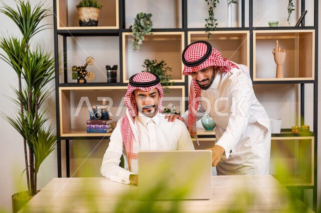 مناقشة عمل بين زميلين عربيين سعوديين خليجيين, اجتماع زملاء عمل في مقر عملهم, توزيع مهام العمل, الوحده والعمل الجماعي, تطوير العمل وحل المشكلات تحقيق أهداف الشركة , اتفاقية عمل , بيئة عمل سعودي , استخدام التقنية الحديثة لتطوير الشركة . .
