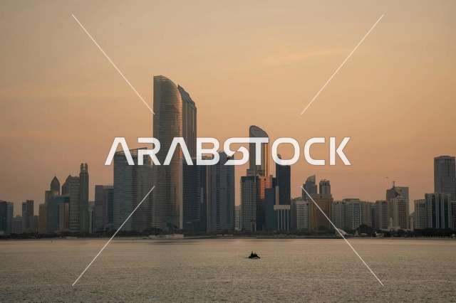 أفق مدينة أبوظبي عند غروب الشمس وإطلالة بحرية