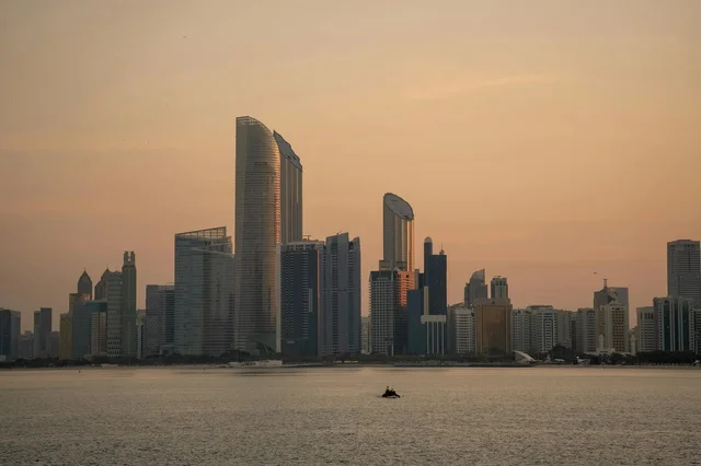 أفق مدينة أبوظبي عند غروب الشمس وإطلالة بحرية