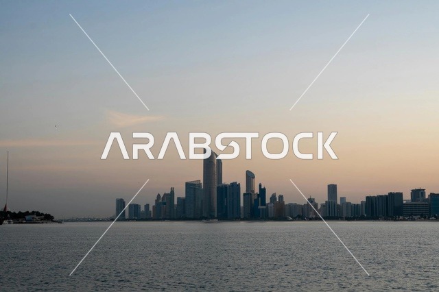 أفق مدينة أبوظبي وناطحات السحاب وقت الغسق