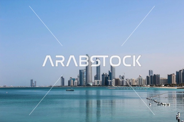 أفق مدينة أبوظبي فوق المياه الفيروزية