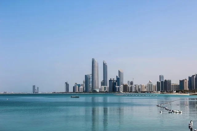 أفق مدينة أبوظبي فوق المياه الفيروزية