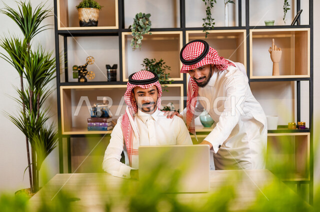 مناقشة عمل بين زميلين عربيين سعوديين خليجيين, اجتماع زملاء عمل في مقر عملهم, توزيع مهام العمل, الوحده والعمل الجماعي, تطوير العمل وحل المشكلات تحقيق أهداف الشركة , اتفاقية عمل , بيئة عمل سعودي , استخدام التقنية الحديثة لتطوير الشركة . .