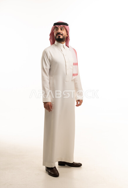 رجل سعودي بالثوب التقليدي بخلفية بيضاء سادة