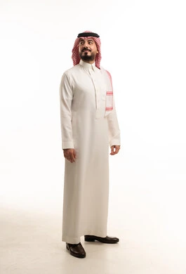 رجل سعودي بالثوب التقليدي بخلفية بيضاء سادة