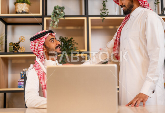 مناقشة عمل بين زميلين عربيين سعوديين خليجيين, اجتماع زملاء عمل في مقر عملهم, توزيع مهام العمل, الوحده والعمل الجماعي, تطوير العمل وحل المشكلات تحقيق أهداف الشركة , اتفاقية عمل , بيئة عمل سعودي , استخدام التقنية الحديثة لتطوير الشركة . .