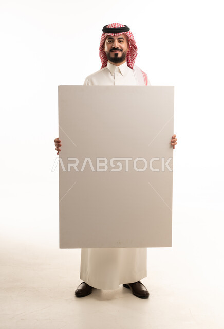 رجل سعودي يحمل لوحة إعلانية بيضاء فارغة