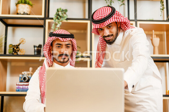 مناقشة عمل بين زميلين عربيين سعوديين خليجيين, اجتماع زملاء عمل في مقر عملهم, توزيع مهام العمل, الوحده والعمل الجماعي, تطوير العمل وحل المشكلات تحقيق أهداف الشركة , اتفاقية عمل , بيئة عمل سعودي , استخدام التقنية الحديثة لتطوير الشركة . .