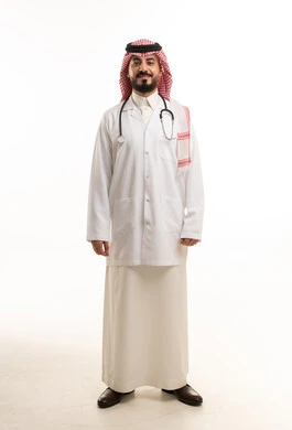 طبيب سعودي بالزي التقليدي والبالطو الطبي الأبيض