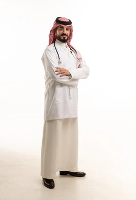 طبيب سعودي بالمعطف الأبيض والسماعة الطبية