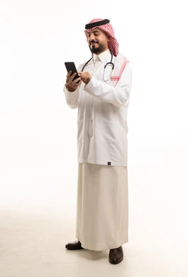 طبيب سعودي يستخدم الهاتف الذكي بخلفية بيضاء