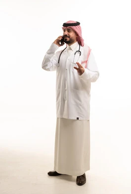 طبيب سعودي يتحدث عبر الهاتف المحمول خلفية بيضاء