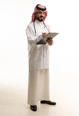 طبيب سعودي يرتدي معطف المختبر ويحمل لوحة ملاحظات