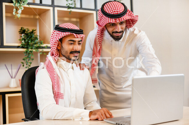 مناقشة عمل بين زميلين عربيين سعوديين خليجيين, اجتماع زملاء عمل في مقر عملهم, توزيع مهام العمل, الوحده والعمل الجماعي, تطوير العمل وحل المشكلات تحقيق أهداف الشركة , اتفاقية عمل , بيئة عمل سعودي , استخدام التقنية الحديثة لتطوير الشركة . .