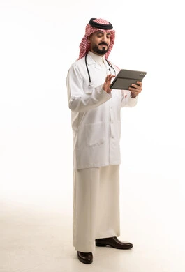 طبيب سعودي يستخدم جهازاً لوحياً بسماعة طبية