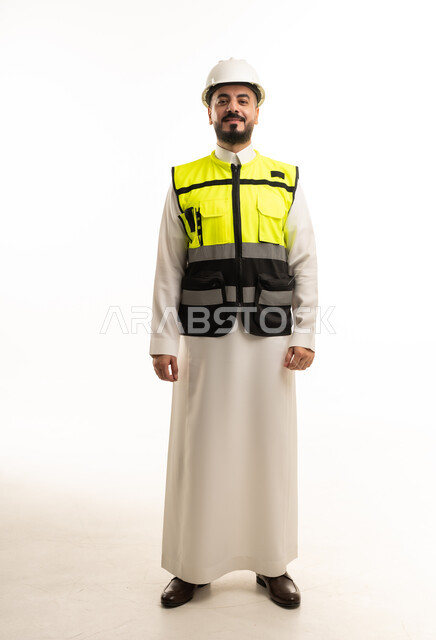مهندس سعودي محترف يرتدي سترة السلامة والخوذة الواقية