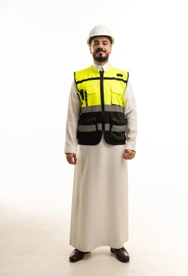 مهندس سعودي محترف يرتدي سترة السلامة والخوذة الواقية