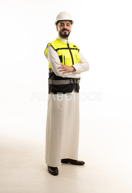 مهندس سعودي بالثوب التقليدي وسترة السلامة