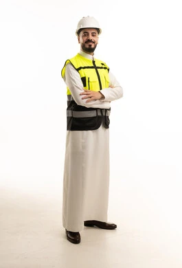 مهندس سعودي بالثوب التقليدي وسترة السلامة