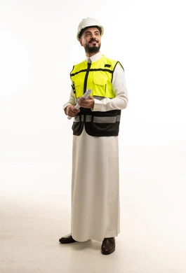 مهندس سعودي يرتدي معدات السلامة ويحمل مخطط
