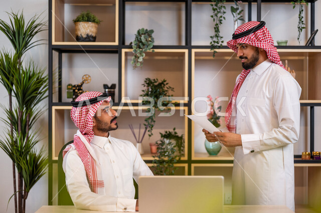 مناقشة عمل بين زميلين عربيين سعوديين خليجيين, اجتماع زملاء عمل في مقر عملهم, توزيع مهام العمل, الوحده والعمل الجماعي, تطوير العمل وحل المشكلات تحقيق أهداف الشركة , اتفاقية عمل , بيئة عمل سعودي , استخدام التقنية الحديثة لتطوير الشركة . .