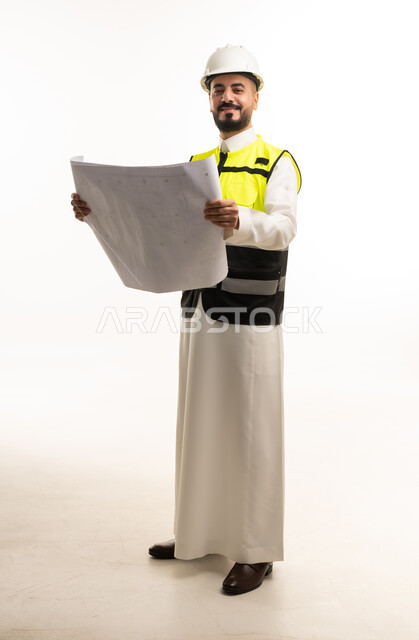 مهندس سعودي يحمل مخططات هندسية على خلفية بيضاء