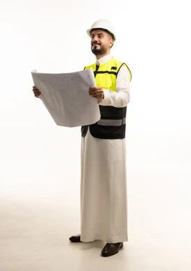 مهندس سعودي بالثوب التقليدي يحمل مخططات هندسية